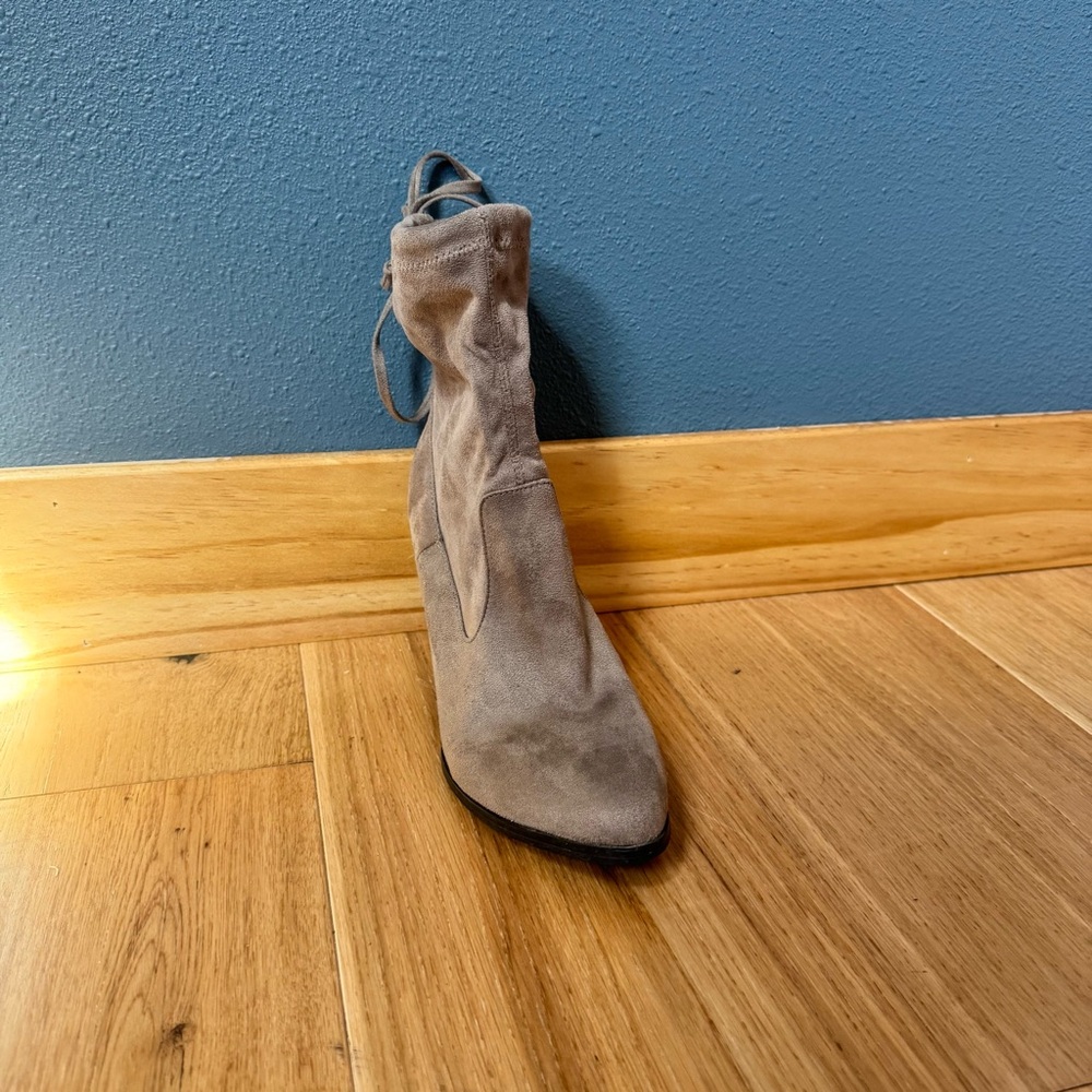 Catharine Maladrino Sorchanie Faux Suede Taupe/Gray 3.5” Ankle Bootie size 9 - Picture 3 of 12
